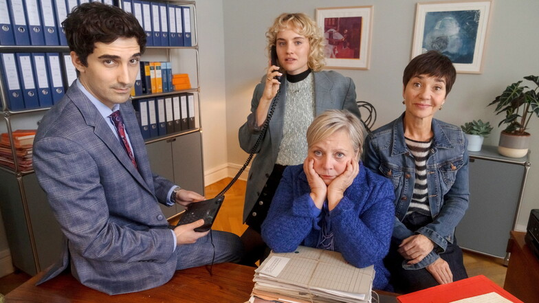 Jung-Anwalt Cem Oktay (Emre Aksizoglu, l-r), Juristin Lisa Liebling (Luise von Finckh), Dr. Talia Jahnka (Gabriela Maria Schmeide) und Anwaltsgehilfin Senta Kurzweg (Anja Franke) in einer Szene des TV-Films "Kanzlei Liebling Kreuzberg".