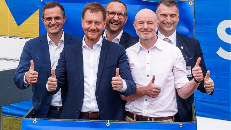 Daumen hoch für unternehmerisches und Engagement für die Kulturhauptstadt 2025: Edeka-Vorstandssprecher Sebastian Kohrmann, Sachsens Ministerpräsident Michael Kretschmer, Stefan Schmidtke, der Geschäftsführer der Kulturhauptstadt Europas Chemnitz 2025 gGm