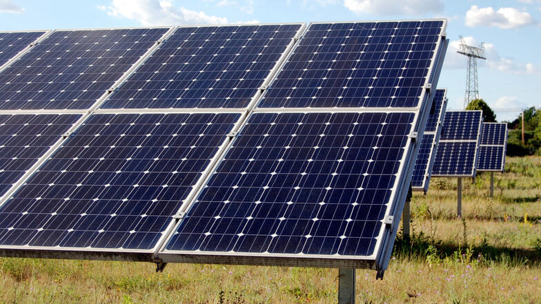 Die 1A-Solar-Projekt-GmbH aus Schweinfurt will westlich von Hoyerswerda auf 135 Hektar Photovoltaik-Module aufstellen lassen. Die betroffenen Flächen sind bislang Ackerland, Ackerbrache beziehungsweise Magerfrischrasen.