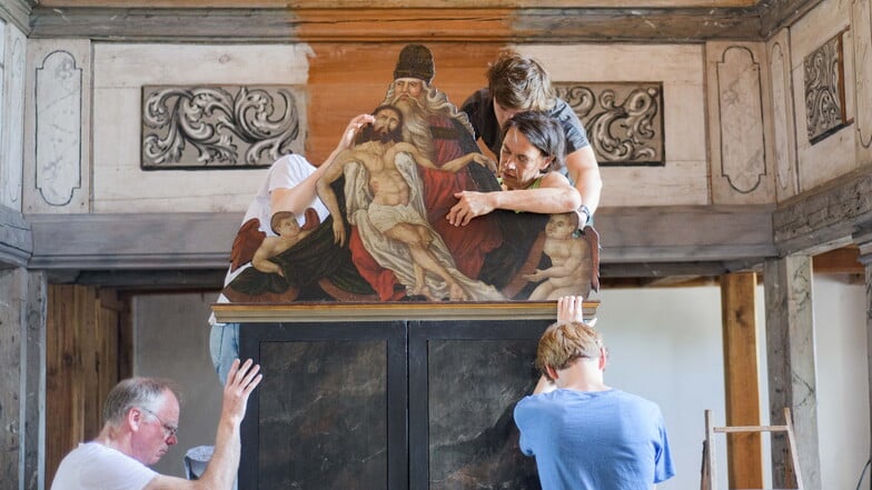 Hier wird der restaurierte Altar der Königsbrücker Hospitalkirche wieder aufgestellt. Oben rechts die Restauratorin Tania Korntheuer-Wardak.