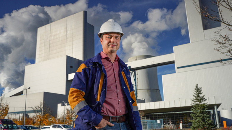 Stefan Wenke steht vor dem Braunkohlekraftwerk Boxberg, wo er eine Abteilung leitet und oft von den Kollegen die Frage hört: Was wird aus uns?