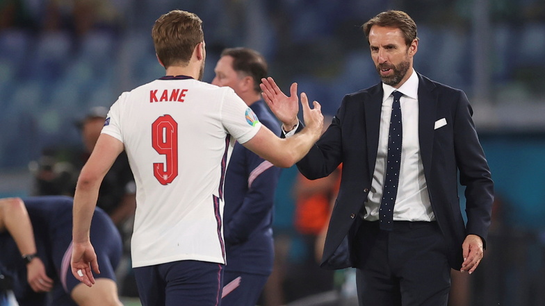 Englands Nationaltrainer Gareth Southgate (r) bedankt sich während der Partie gegen die Ukraine beim ausgewechseltem Harry Kane.