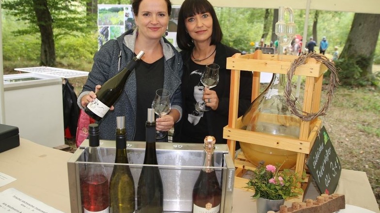 Winzer dürfen beim Saugartenfest nicht fehlen. Christiane Meuer (r.) und Andrea Bönsch präsentieren auch sächsischen Wein aus Langebrück.