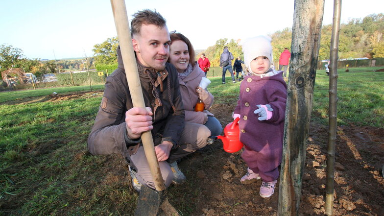 Am 7. November wird die kleine Lotta schon zwei Jahre alt. Wegen der Pandemie mussten sie und die Eltern Sophie und Lukas Gründler lange darauf warten, das eigene Apfelbäumchen pflanzen zu können.