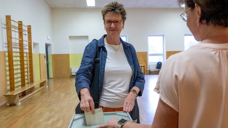 Sabine Zimmermann, Spitzenkandidatin des Bündnis Sahra Wagenknecht (BSW) zur Landtagswahl in Sachsen, wirft im Wahllokal in Werdau ihren Stimmzettel in die Wahlurne.