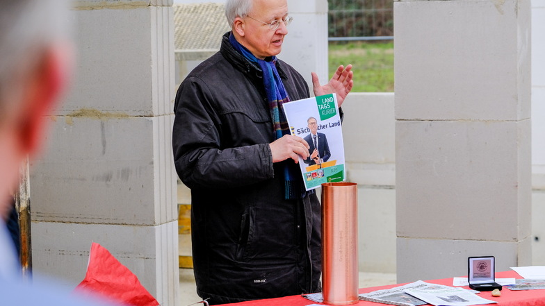 Baubürgermeister Jörg Müller befüllte die Zeitkapsel mit aktuellen Zeitungen wie dem Landtagskurier, Münzen und Bauplänen.