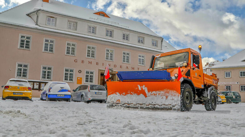 In Jonsdorf hat der Winterdienst oft viel zu tun. Aber wie weit reicht die Pflicht einer Gemeinde, für schnee- und eisfreie Straßen zu sorgen?