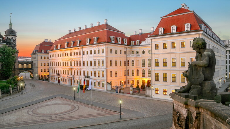 Das Traditionshaus Taschenbergpalais Kempinski in der Dresdner Altstadt beherbergt seit Ende 2022 keine Gäste, weil es umfassend renoviert wird. Jetzt gibt es erste Fotos der neuen Suiten.