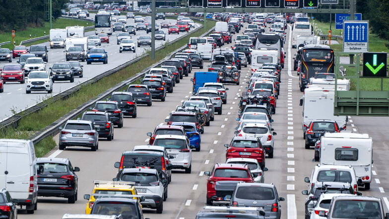 Wegen dem Ferienbeginn in vielen Bundesländern, drängen Autofahrende für einen Urlaub auf die Fernstraßen.