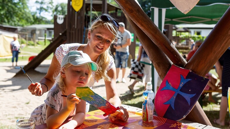 Robyn und ihre Mutter Daniela Lasse aus Dresden haben ihren Spaß  beim Ritterfest im Wildpark Geising.