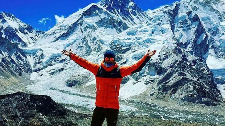 Der Friedersdorfer René Süßmann vor dem Mt. Everest. Vom Basecamp der Bergbesteiger aus ist er einen Marathon gelaufen – und kam nach 7:13 Stunden glücklich ins Ziel.