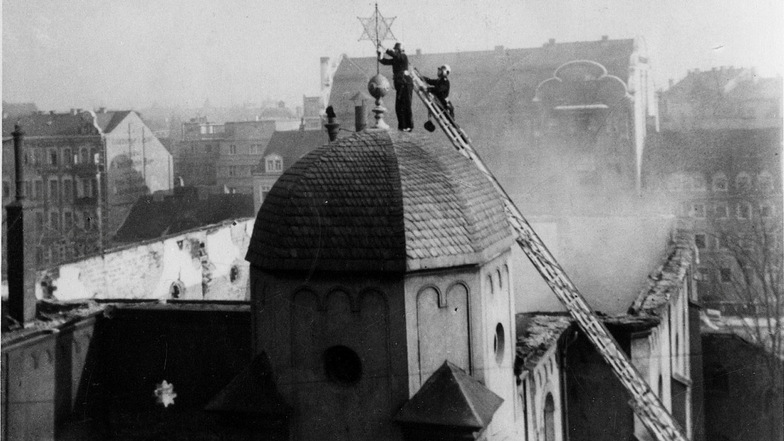 In der Reichspogromnacht am 9.November 1938 setzten SA-Männer die Dresdner Synagoge in Brand. Sie brannte aus. Am nächsten Tag entfernten Feuerwehrleute den Davidstern.