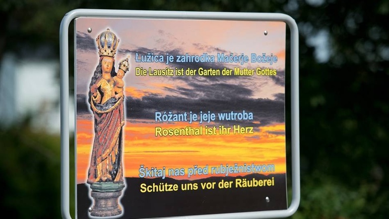 „Die Lausitz ist der Garten der Mutter Gottes. Rosenthal ist ihr Herz. Schütze uns vor der Räuberei“, steht auf einem Schild in der Nähe des Wallfahrtsortes.