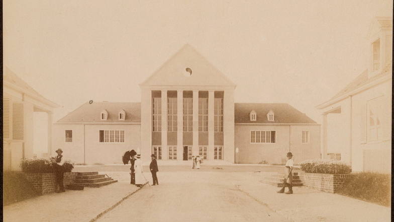 Das Festspielhaus Hellerau um 1912. Der Bau der damaligen "Bildungsanstalt für rhythmische Gymnastik" war Tessenows erster Großauftrag als Architekt.