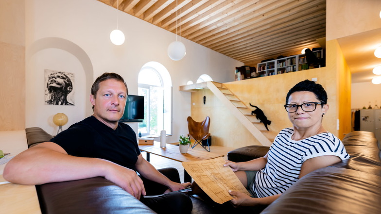 Jens Schuster und seine Frau Anja Rodig haben den Saal der ehemaligen Gaststätte in Neuschmölln in ihr Familiendomizil umgebaut.