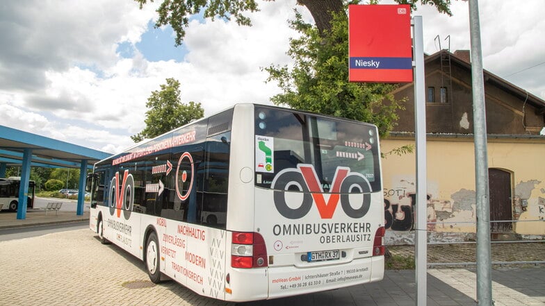 OVO für Omnibusverkehr Oberlausitz steht ab 2023 an den Linienbussen. Ob sie dann nach dem neuen Taktfahrplan fahren, wird derzeit geprüft.