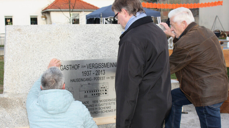 Wie der Gasthof „Zum Vergissmeinnicht“ in Niedersteina von 1937 bis zum Abriss 2013 aussah – darüber informiert eine der beiden Gedenkplatten am neuen Begegnungsplatz im Unterdorf. Auch sie wurde eingeweiht.