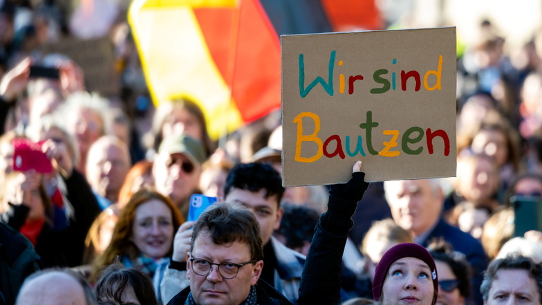 "Wir sind Bautzen": Zwischen 1.500 und 2.000 Menschen waren dem Aufruf mehrere Bündnisse gefolgt und zeigten am Sonntag in Bautzen ein Gesicht gegen Rechtsextremismus.