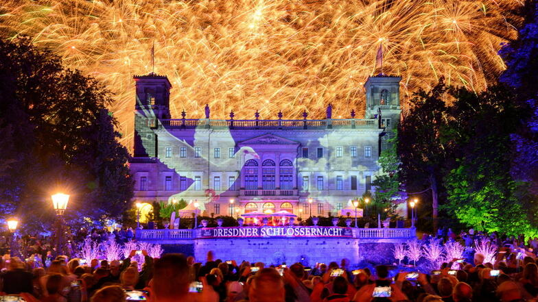Feuerwerk steigt über dem Schloss Albrechtsberg auf: In Dresden feierten Tausende die 12. Schlössernacht.