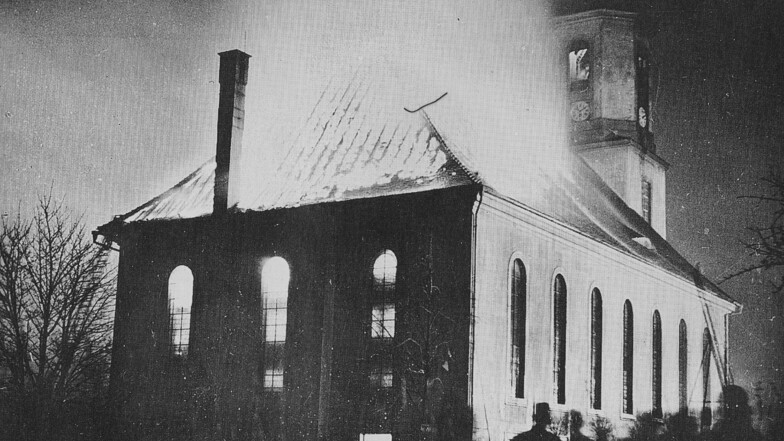 Das Foto, aufgenommen am 23. März 1935, verdeutlicht das Ausmaß der Brandkatastrophe. Das Kirchenschiff mit seinen wertvollen Ausstattungen brannte vollständig aus.