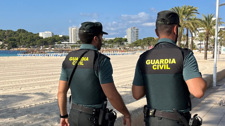 Mitglieder der spanischen Guardia Civil am Strand im Einsatz. Vier deutsche Urlauber sind auf Mallorca nach Polizeiangaben festgenommen worden, weil sie einen Taxifahrer verprügelt haben sollen.