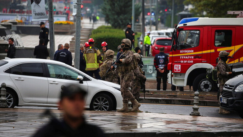 Türkische Polizisten und Sicherheitskräfte riegeln ein Gebiet nach einer Explosion in Ankara ab.