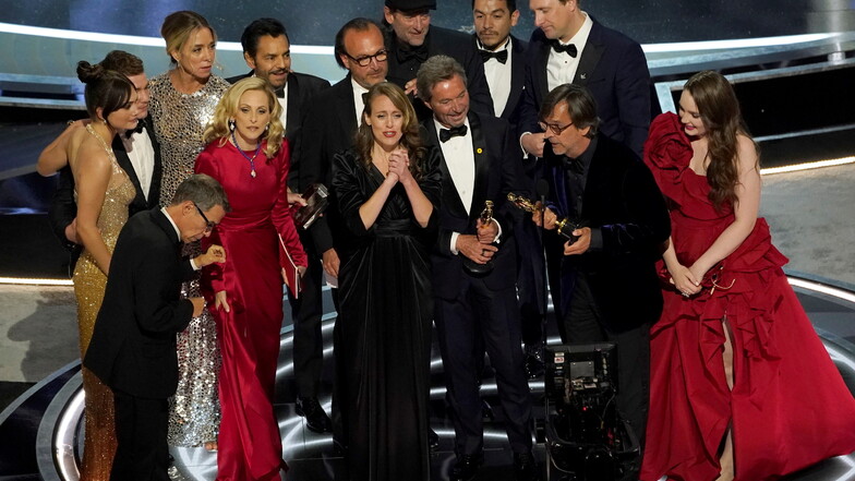 Die Darsteller und die Crew von "Coda" nehmen bei der bei der 94. Verleihung der Academy Awards in Hollywood den Preis für den besten Film entgegen.