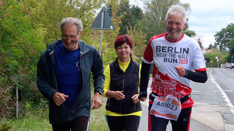 Zieleinlauf beim virtuellen Berlin Marathon von Manfred Grüneberg, begleitet von seinen LTL Vereinsmitgliedern Petra Löschner und Klaus Groß.