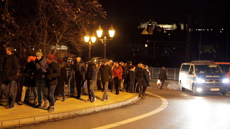 In Pirna liefen am Montag viele Teilnehmer der Corona-Proteste die Brückenstraße hoch auf die Stadtbrücke.