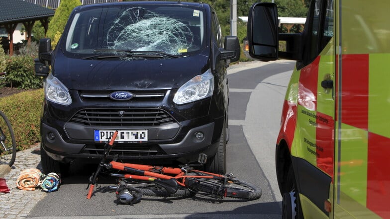 In Obervogelgesang prallte ein 14-jähriger Radfahrer mit einem Kleintransporter zusammen. Der Jugendliche wurde dabei schwer verletzt.