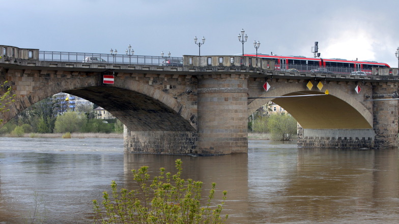 Stadtbrücke in Pirna: Eine Frau wurde in der Nacht zu Donnerstag aus der Elbe gerettet.