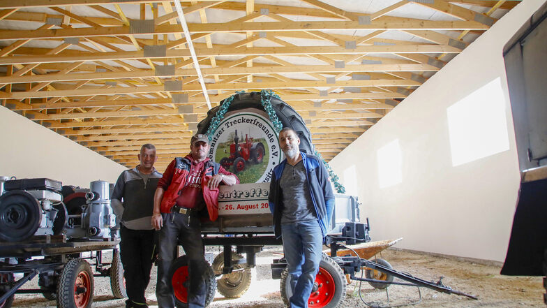 Sven Zelyk (rechts) steht mit Jens Fischer und Sven Ullmann im Anbau des Kemnitzer Traktorenmuseum. Am Sonnabend starten sie in die Saison.