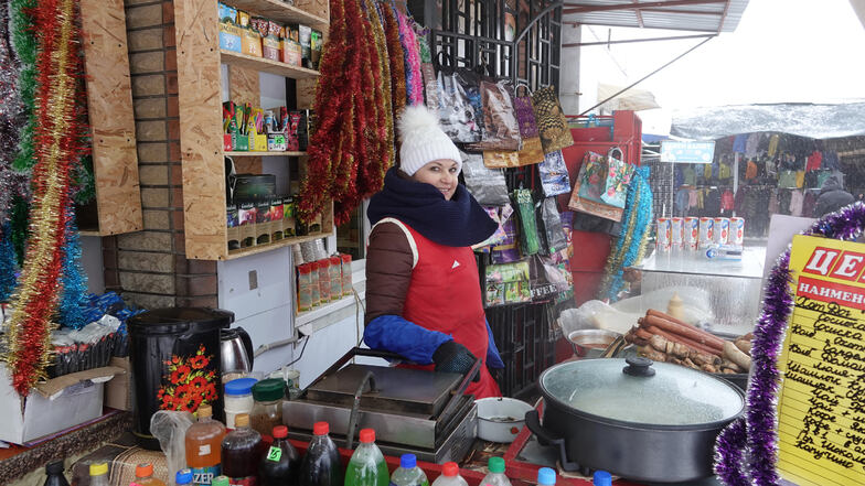 Die Verkäuferin Olga bietet auf dem Zentralen Markt von Luhansk unter anderem Hot Dogs, Schaschlik und heiße Getränke an. Ukraine oder Russland? "Hauptsache, nur kein Krieg mehr", sagt die 42-Jährige.