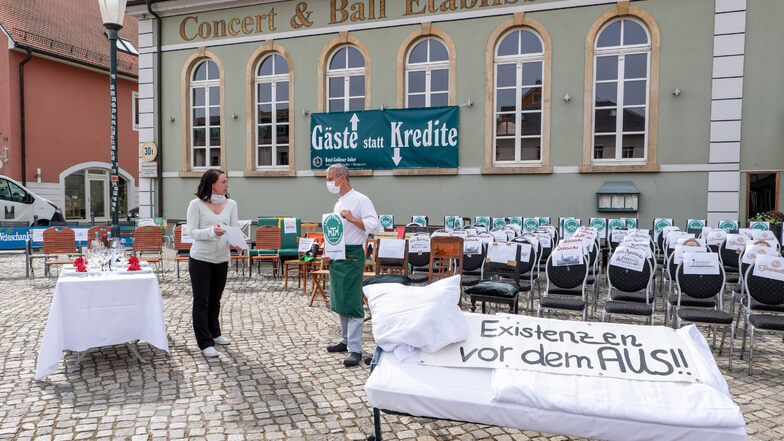 Mandy Hähnel, Betreiberin mehrerer Gaststätten in Altkötzschenbroda, und Robert Jugel, Küchenchef vom Goldener Anker, haben die Stühle-Aktion wesentlich mit organisiert.