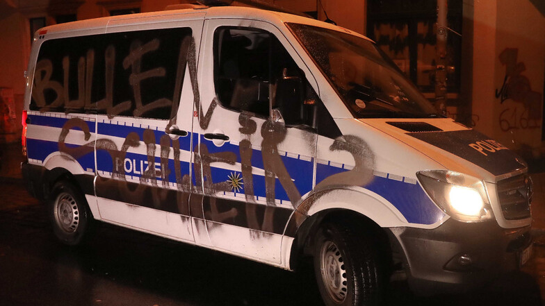 Mit polizeifeindlichen Sprüchen wurden zwei Einsatzfahrzeuge in der Dresdner Neustadt besprüht.