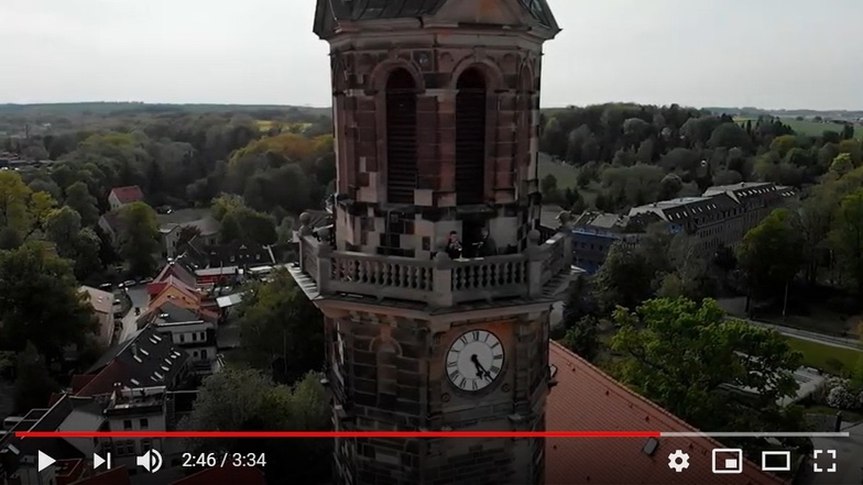 Auf dem Turm der Stadtkirche spielte einer der drei Trompeter. Der Auftritt des Trios ist jetzt auf Video zu sehen.
