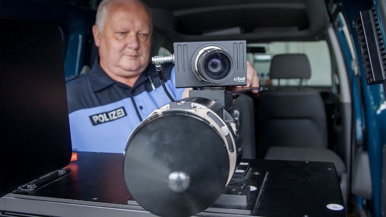Das Radar Multanova 6F digital Polizeihauptmeister Bernd Großer muss nur Radar und Kamera im Kofferraum ausrichten, die Technik einschalten und den Computer einstellen. Dann kann geblitzt werden – bei fast jedem Wetter. Nachteil: Geeignete Stellplätze am 