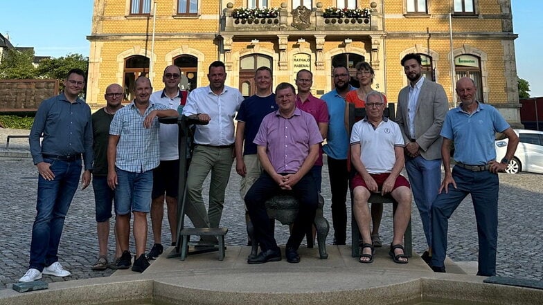 Bürgermeister Thomas Paul (CDU, Mitte) mit seinen neu gewählten Stadträten vor dem Rabenauer Rathaus.