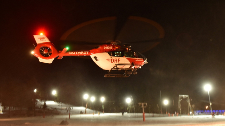 Landung am Altenberger Skihang: Ein Rettungshubschrauber musste am Sonnabend einen schwer verletzten Wintersportler ausfliegen.