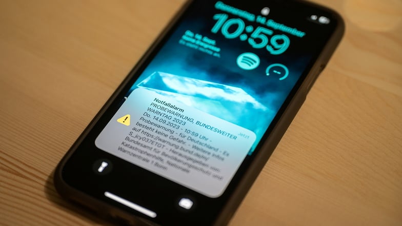 Sogar eine Minute vorfristig: Probealarm auf einem Mobiltelefon beim bundesweiten Warntag. Im Landkreis Meißen klappte alles gut.