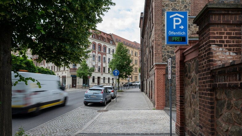 Die Einfahrt zum Parkplatz an der Emil von Schenckendorff-Sporthalle an der Hugo-Keller-Straße in Görlitz ist nicht so gut erkennbar.