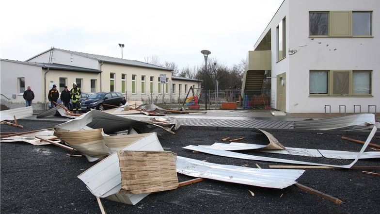 Eine Windhose hat am späten Donnerstagnachmittag im Pirnaer Ortsteil Birkwitz gewütet und teilweise erhebliche Sachschäden verursacht. Auch diese Kindertagesstätte ist betroffen.