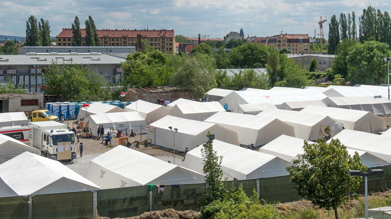 Blick auf ein Zeltlager für Flüchtlinge 2015 in Dresden. Heute sagen Städte und Gemeinden, sie seien am Ende mit Unterbringungs- und Integrationsmöglichkeiten.
