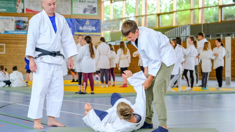 Jörg Schröder zeigt beim Judotag des Freien Gymnasium Weinböhla in der Nassauhalle die grundlegenden Judo-Griffe. Die Fünft-Klässler Linus und Jeremy zeigen, was sie gelernt haben.