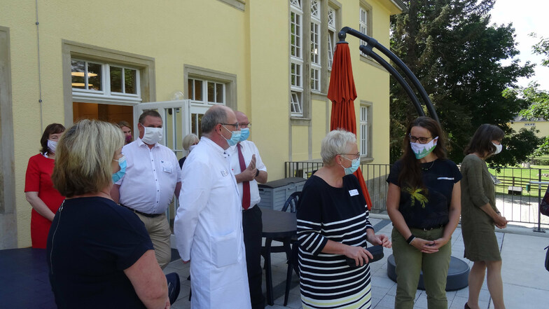 Staatssekretärin Dagmar Neukirch (rechts) vom Sozialministerium besichtigte jetzt die sanierte Tagesklinik.