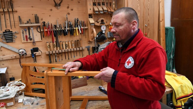 "Abwechslungsreiche Arbeit." Freddy Kreische kümmert sich in der Werkstatt des DRK-Kaufhauses um einen wackeligen Stuhl.