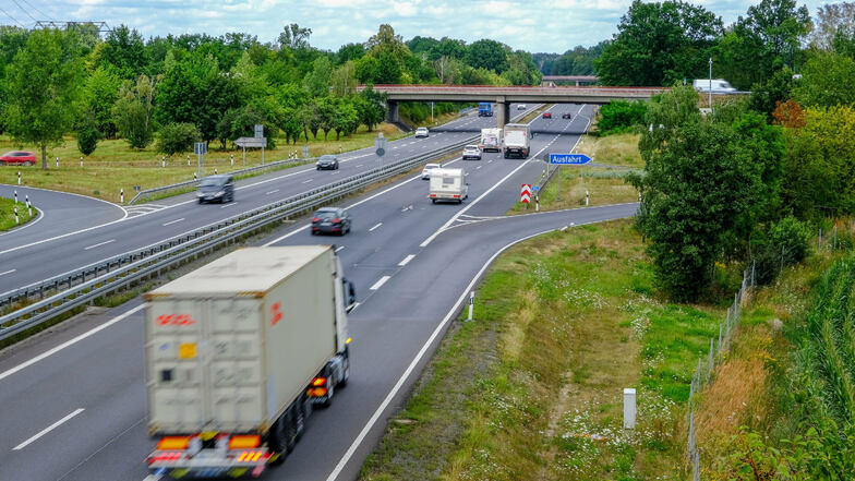 Die Zu- und Abfahrten der Autobahn-Anschlussstelle in Radeburg sollen in die entgegengesetzte Richtung verlegt und direkt an die S 177 angebunden werden. Auch diese wird dafür teilweise neu gebaut.