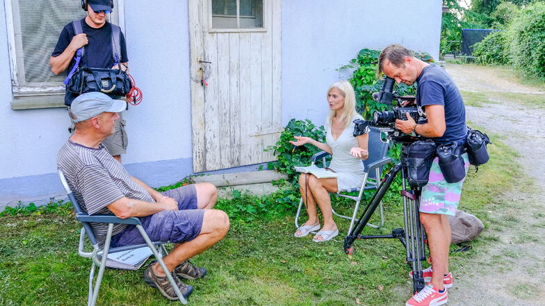 Die ARD dreht auf dem Moritzburger Grundstück des Grundsteuerrebellen Torsten Küllig (l.) Autorin Christiane Cichy und Kameramann Roman Schlaack wollen auch wissen, warum das neue Gesetz ungerecht sei.