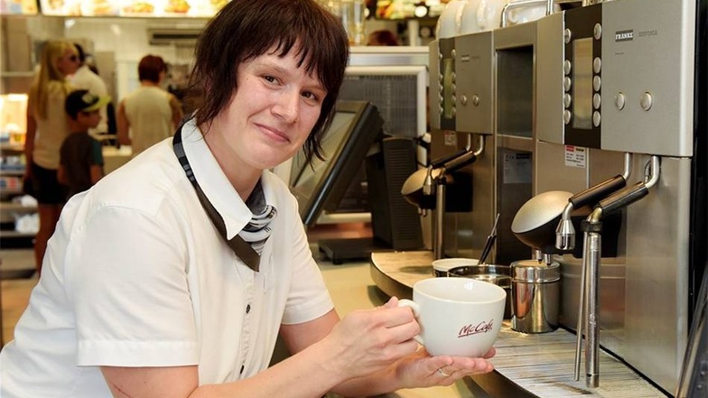 Katja Müller sorgt im Mc Café dafür, dass es sich die Gäste bei Kaffee und Kuchen gemütlich machen können.