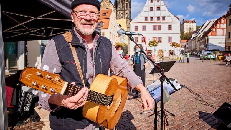 Ist auf dem Pirnaer Markt mit seiner Musik und seinem Engagement zu Hause: Peter Lippert.